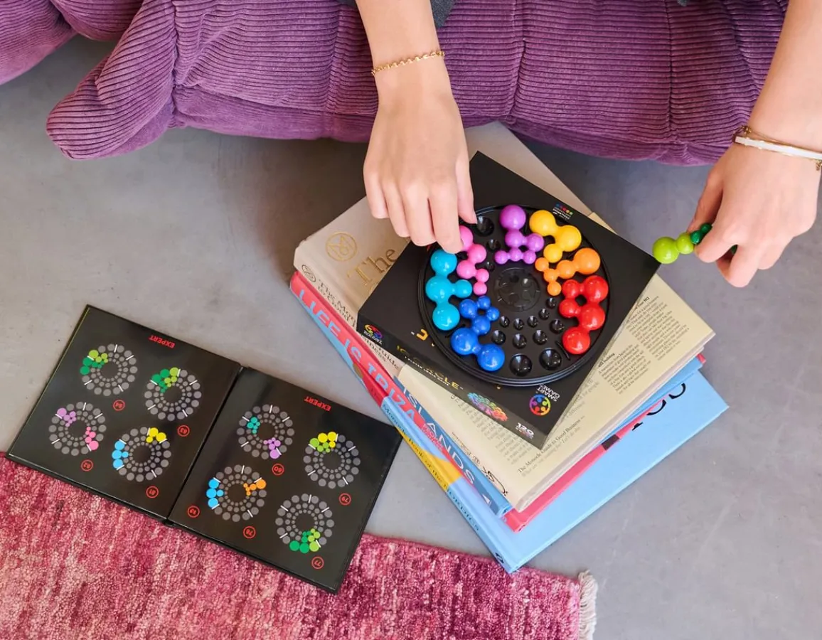 New Smart Games IQ Circle - 120 Logic Challenges